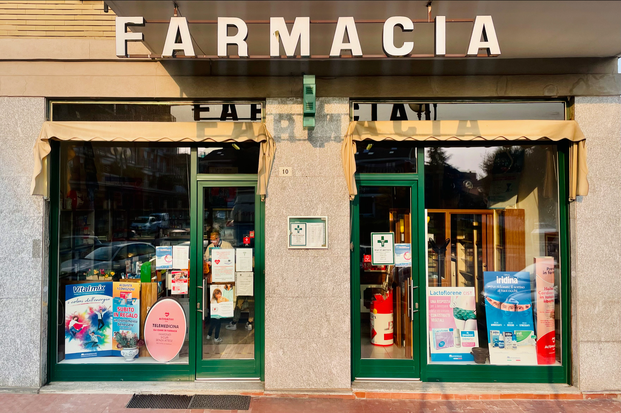 Ingresso della Farmacia Bisciari a Borgaro Torinese